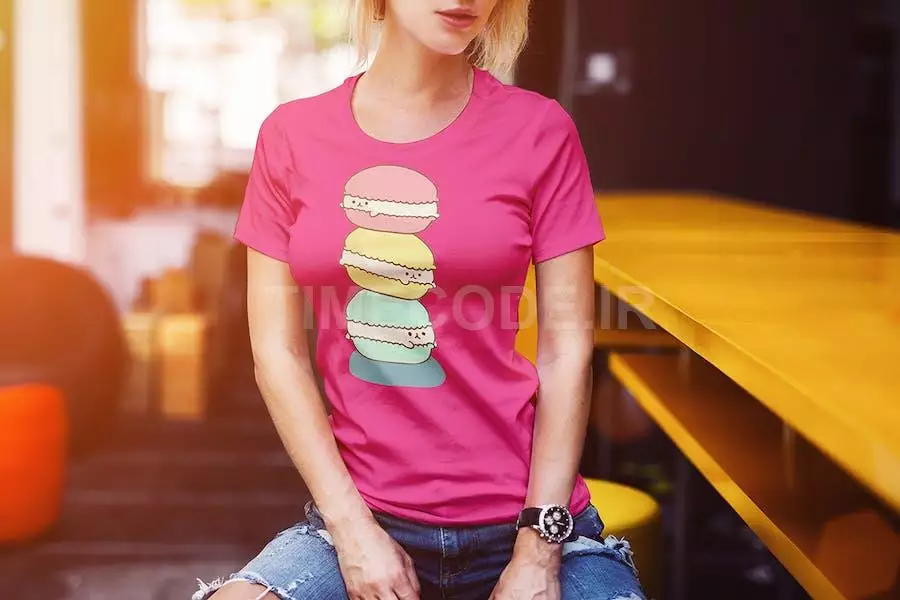 T-Shirt Mock-Up Fashion Girl