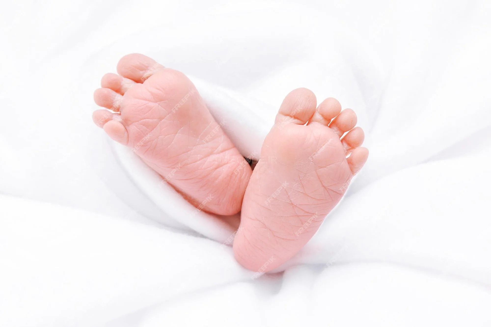 عکس پا نوزاد با زمینه سفید