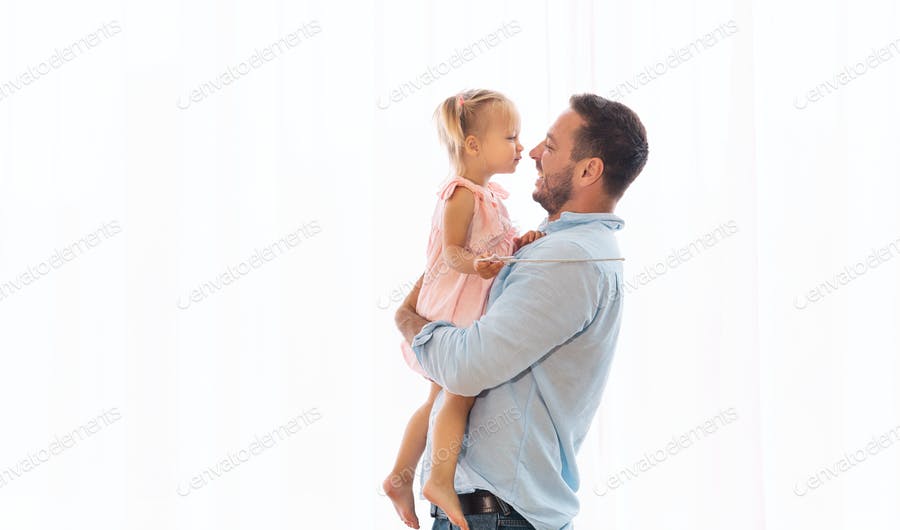 دانلود عکس استوک : دختر بچه در حال بوسیدن پدر